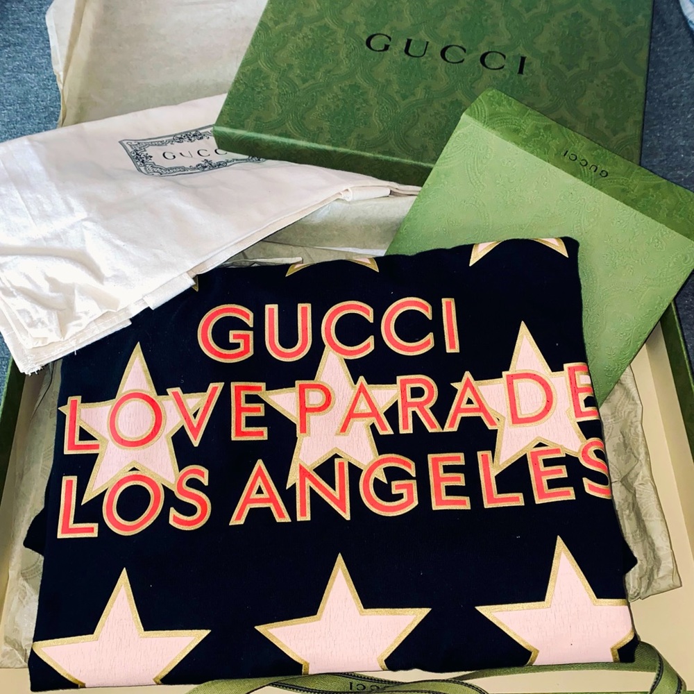 Gucci t shirt fits oversized can be worn many different way to your liking. sz M